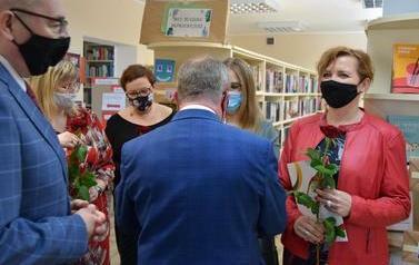 Delegacja z UMiG Jaraczewo wręcza kwiaty w pracownikom Biblioteki