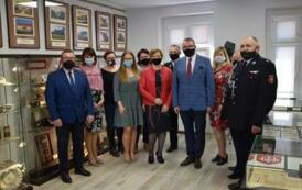 Zdjęcie grupowe delegacji z UMiG Jaraczewo oraz pracownik&oacute;w Biblioteki