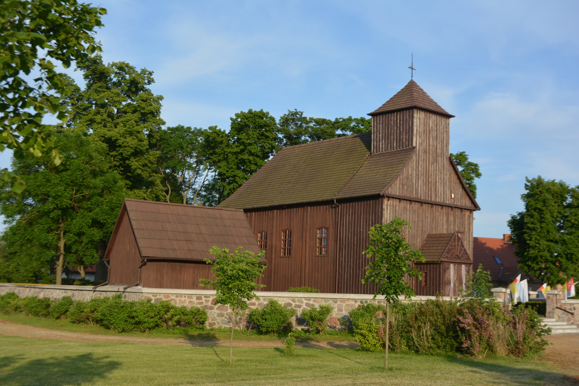 Zdjęcie przedstawia kościół p.w. Świętej Trójcy w Noskowie