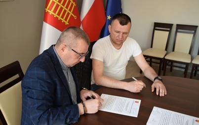 Zdjęcie do Przekazanie samochod&oacute;w strażackich dla partnerskiego miasta Nowowołyńsk na Ukrainie.