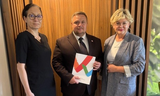 Zdjęcie do Ponad 143 tys. zł dofinansowania na budowę zielonego przystanku i parku kieszonkowego w Parzęczewie